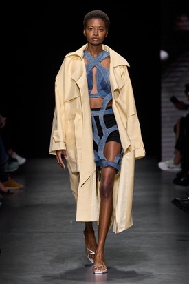 A Kata Szegedi márka jellegzeteg mintázataival és a farmer, mint alapanyag újraértelmezésével merész, dinamikus darabokat kínál