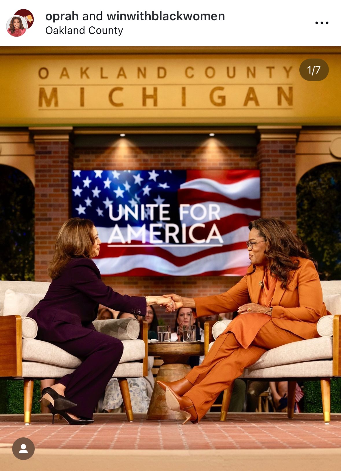 „Köszönet mindenkinek, aki lehetővé tette az Unite For America eseményt, köszönet Kamala Harrsinek. A legfontosabb azonban, hogy kiemeljem azokat a választókat, akik személyesen és Zoomon csatlakoztak hozzánk. Remélem, hogy tájékozottan és inspirálva távoztatok. Emlékeztessétek az embereket szavazataik hatalmára, mert együtt nyerünk!" - osztotta meg buzdító szavait Oprah Winfrey.