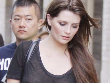 Mischa Barton is az utcán villantott mellet