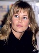Claudia Schiffer 1993-ban, saját naptárának aláírásán Audrey Hepburn-ére hasonlító rövid frufruval jelent meg
