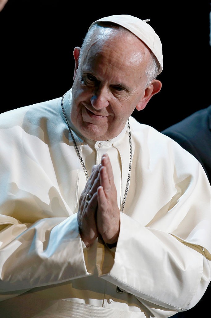 „Három szó nagyon sokat segít a házaséletben. (...) Három szó, amelyet mindig mondani kell otthon: kérem; köszönöm; bocsánat.” – Ferenc pápa ezzel az egyszerű, mégis mély gondolattal emlékeztet minket arra, hogy a mindennapi kedvesség, tisztelet és alázat alapkövei a boldog kapcsolatoknak. 