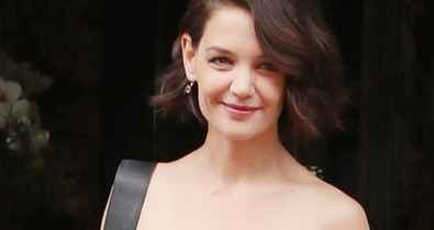 Katie Holmes gyönyörű volt a Dior párizsi bemutatóján