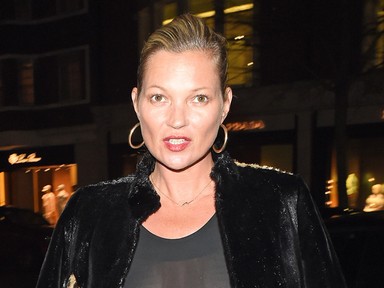 Kate Moss 43 évesen is teljesen átlátszó ruhában flangál az utcán