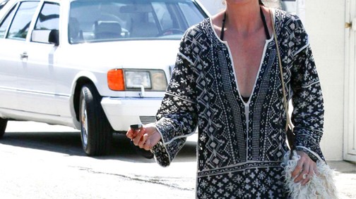 A Grace klinika sztárja saját maga cipeli a bútorait