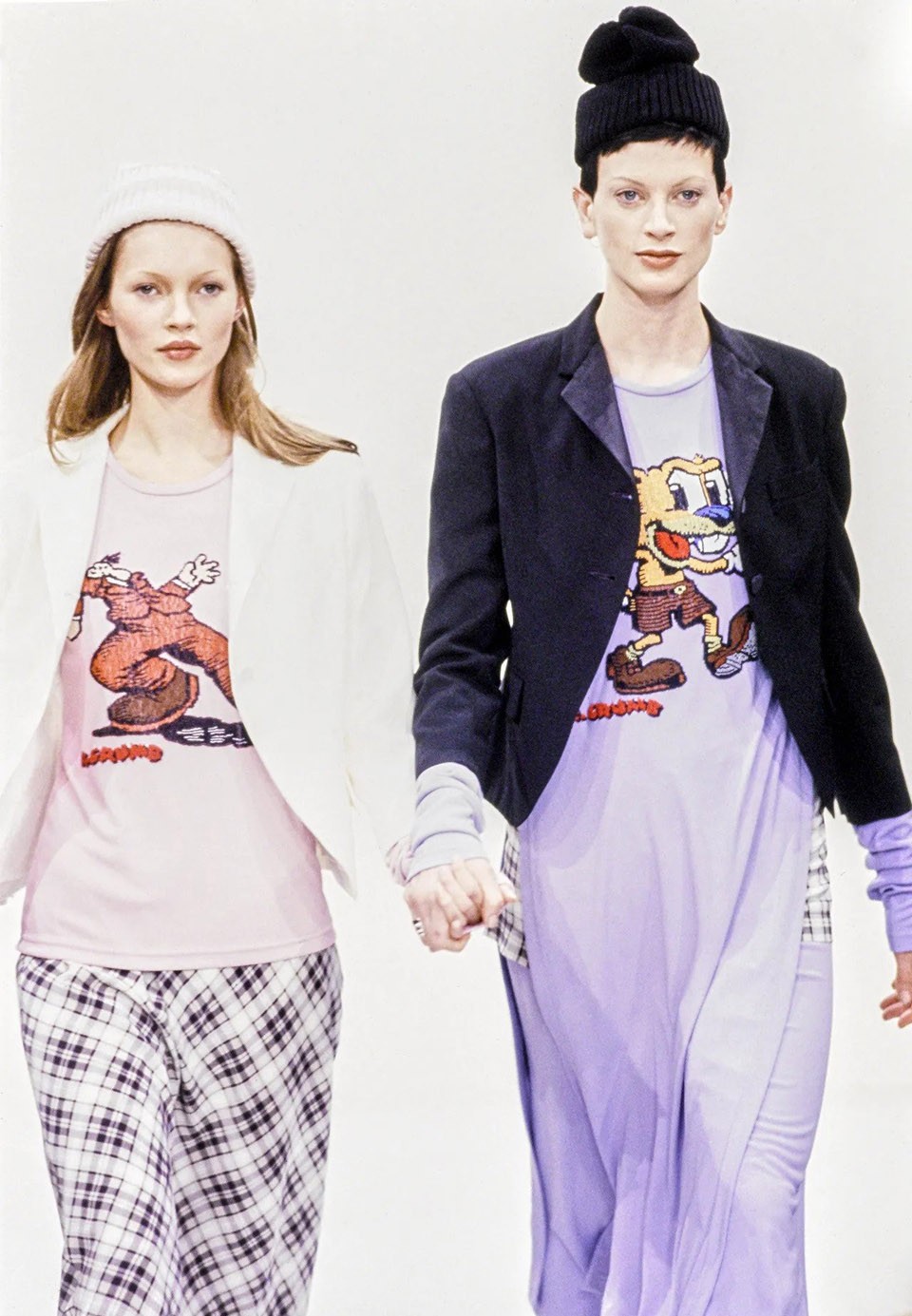 A Perry Ellis divatbemutató zárómodelljei Kate Moss és Kristen McMenamy kézenfogva érkeztek a kifutóra