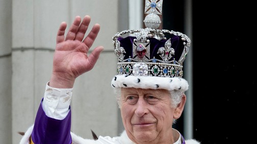 Brutálisan nehéz koronát visel Károly király, itt a pontos súly