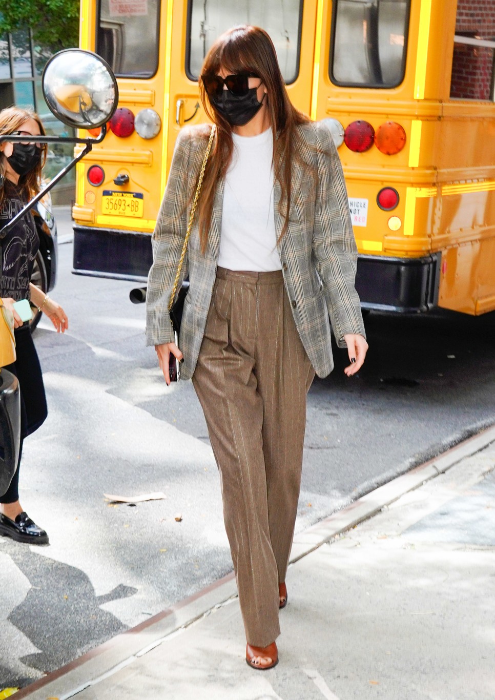 Dakota Johnson és a tökéletes frufruja diktálják idén ősszel a divatot