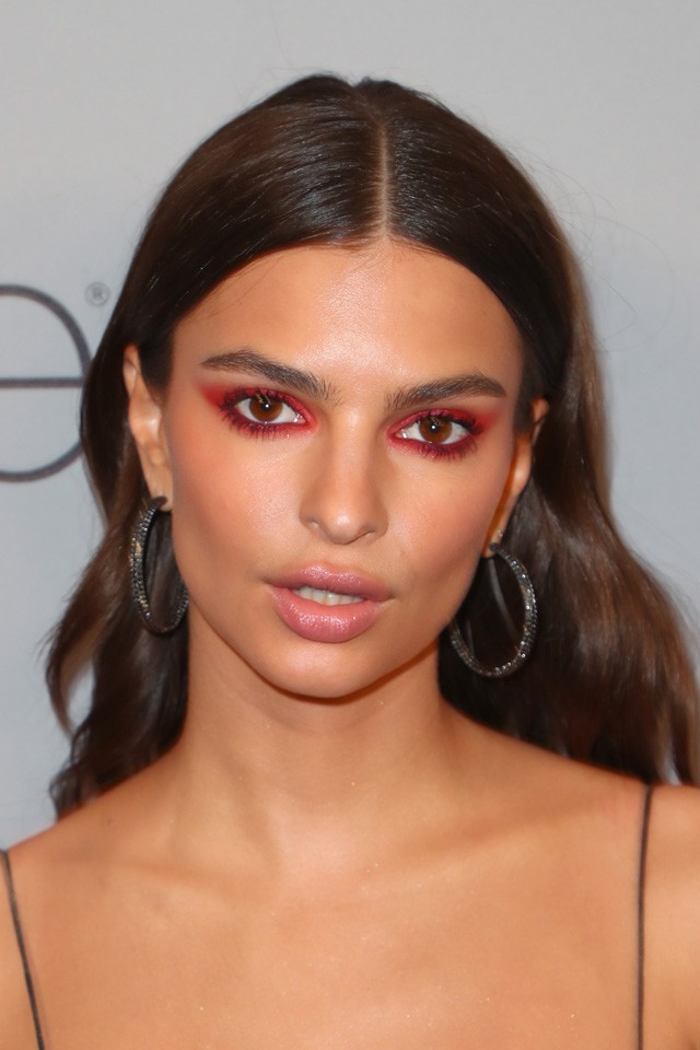 Emily Ratajkowski piros smink