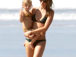 Anya-lánya bikinivetélkedés