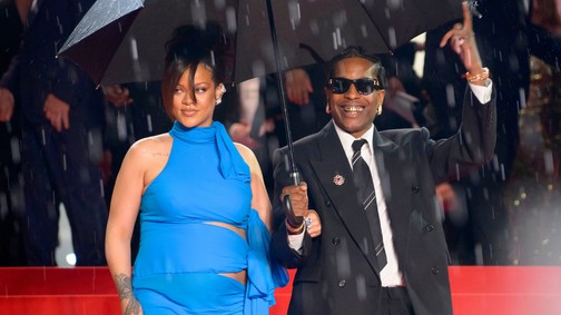 Álomszép meztelenruhában jelent meg az állapotos Rihanna, nem akármiben randizott az énekesnő