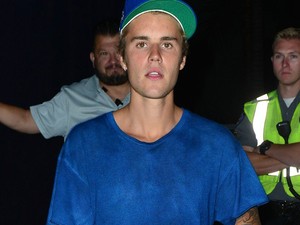 Justin Bieber zokni-papucsban! Visszahozza a divatba?