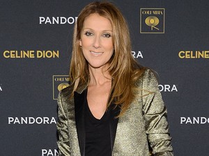 Céline Dion dominának öltözött és hihetetlenül jól áll neki!