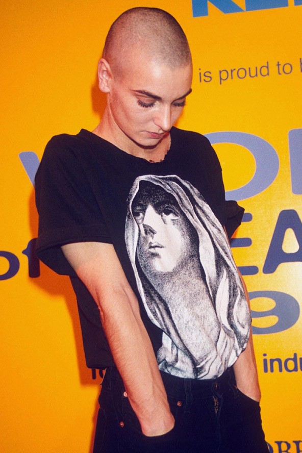 Sinead O´Connor az egyik legismertebb kopasz sztár, akitől már az a furcsa, ha hajjal látjuk.