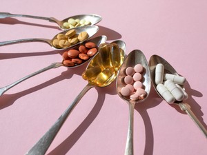 Hányást és belső vérzést is okozhatnak ezek a vitaminok, ha túladagolod őket