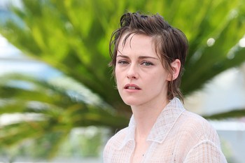 Kristen Stewart arcpirító pucérruhában keltett feltűnést a cannes-i filmfesztiválon, a szettjéből csak úgy ordít a meztelenség 