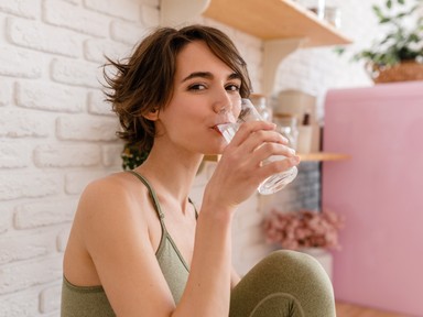 Ez történne a testeddel, ha tengeri sót tennél egy pohár vízbe, majd meginnád