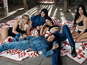 Bugyiban és agyonretusálva pózolnak a Kardashian lányok, de Kylie Jenner nagyon rejtegeti a hasát