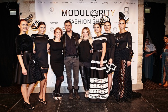 A tervezők: Németh Edina, Mérő Péter és Vágó Réka, a bemutató modelljeinek gyűrűjében