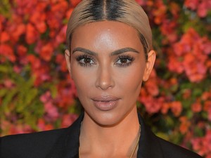 Őrület! Kim Kardashian 17 különböző szettbe öltözött át 24 óra alatt
