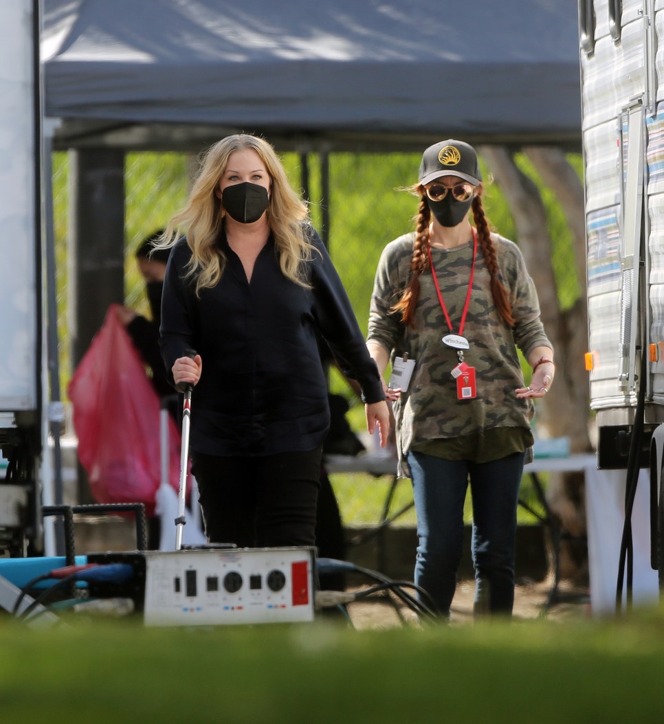 Christina Applegate a Halott Vagy forgatásán már sétapálcát használt