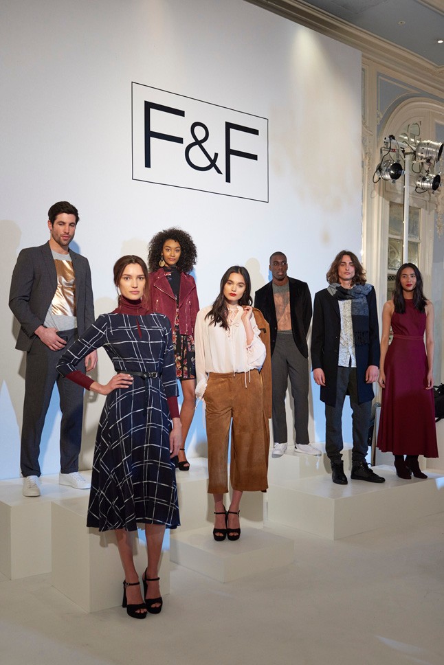 A show végén a modellek élőképet alkottak, hogy jobban szemügyre lehessen venni az új kollekciót