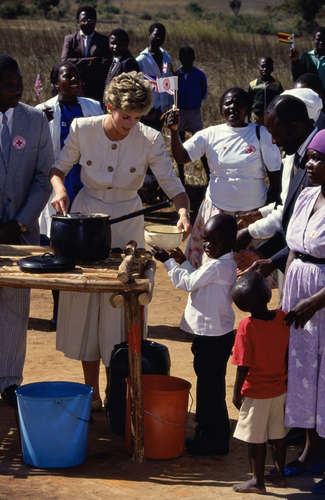 Diana hercegné 1993-ban a Vörös Kereszt projektjében vett részt, Zimbabwéban ételt osztott a menekülteknek.