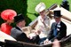 Beatrix hercegnő a 2023-as Royal Ascot eseményén Monique Lhuillier menyasszonyi tervező hosszú ujjú, csipkeruhájában tündökölt, amit virágos rátét segítségével varázsoltak egy fokkal hétköznapibbá.