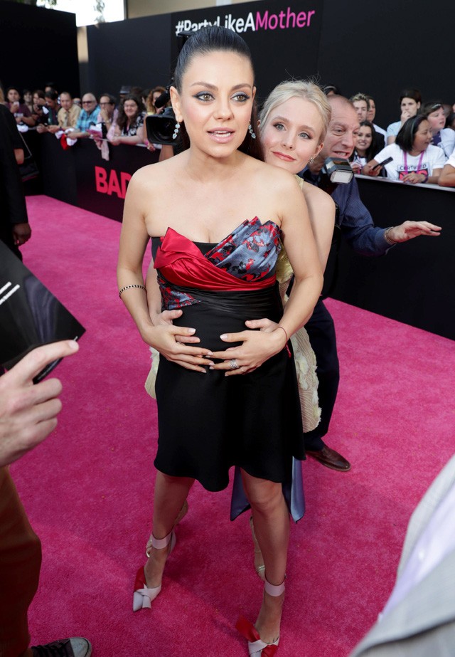 mila kunis, rossz anyák, premier, atelier versace, christian louboutin, cipő, masnis cipő, kismama, terhes