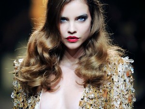 Palvin Barbi báránnyal vonult az Etam show-n