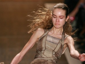 Tűz, liftben ragadt szerkesztők, kamu belépők - a divathét botrányai