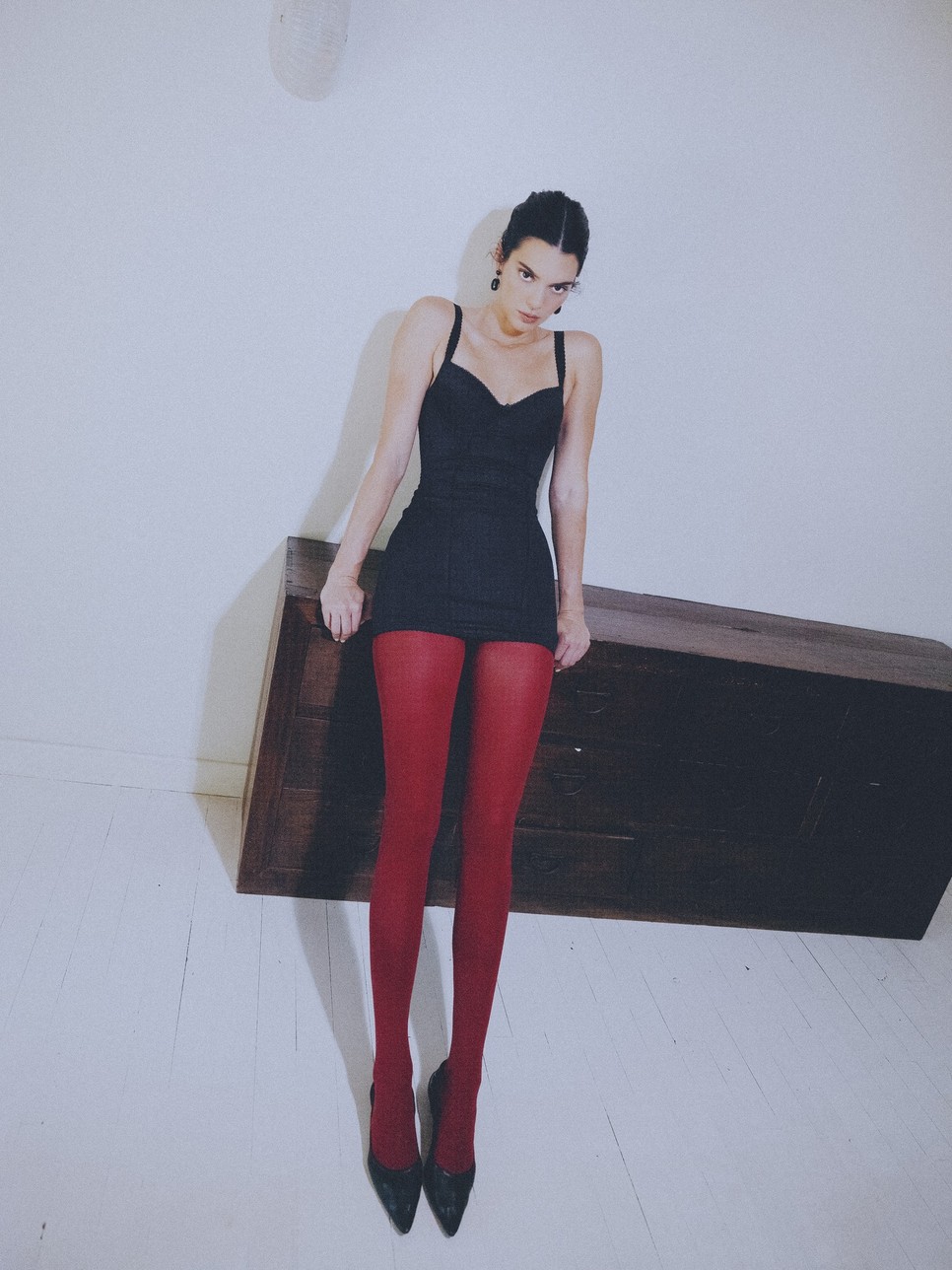 Kendall Jenner piros harisnyája a tél kötelező darabja