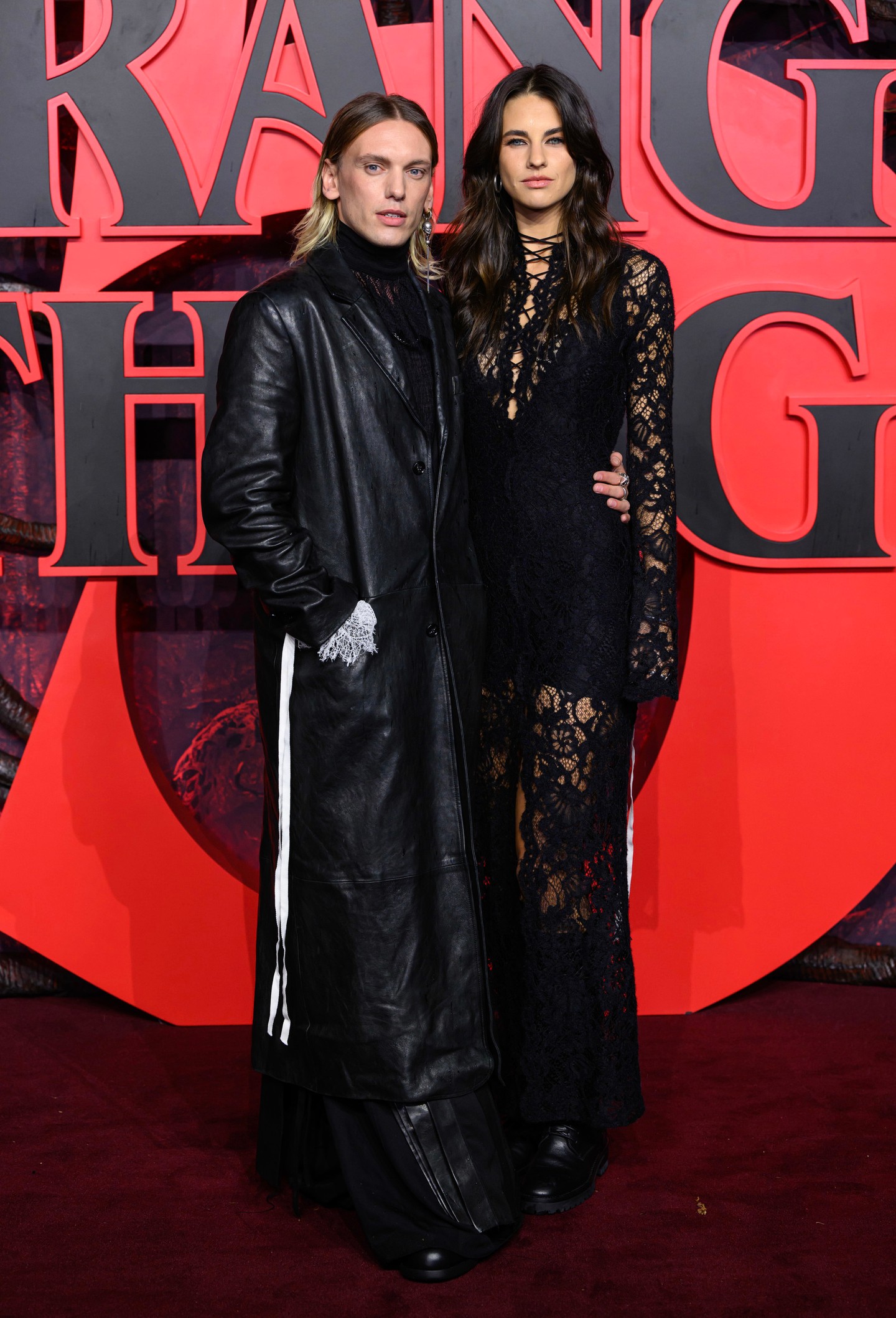 A Stranger Things ötödik évadának londoni premierjén együtt léptek a vörös szőnyegre, ahol azonnal ellopták a show-t. További sok boldogságot kívánunk nekik! ❤️