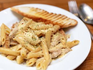 Készítsd el 15 perc alatt ezt a tejszínes-csirkés pennét!