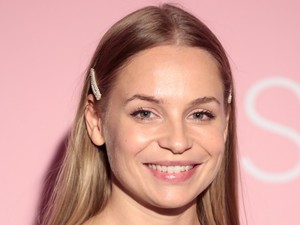 Iszak Eszter a világ egyik legapróbb bikinijében élvezi az indiánnyarat