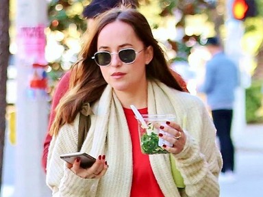 Dakota Johnson megmutatja az év farmertrendjét