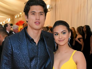 A Riverdale álompárja hatalmasat bohóckodott a vörös szőnyegen, és mi imádtuk őket ezért