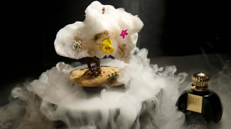 A Yama Garden desszert kihagyhatatlan különlegesség: yama fagylalt válogatás, csokoládés morzsa és vattacukor felhő. A desszert a tálalás és az evés közben gőzölög. 