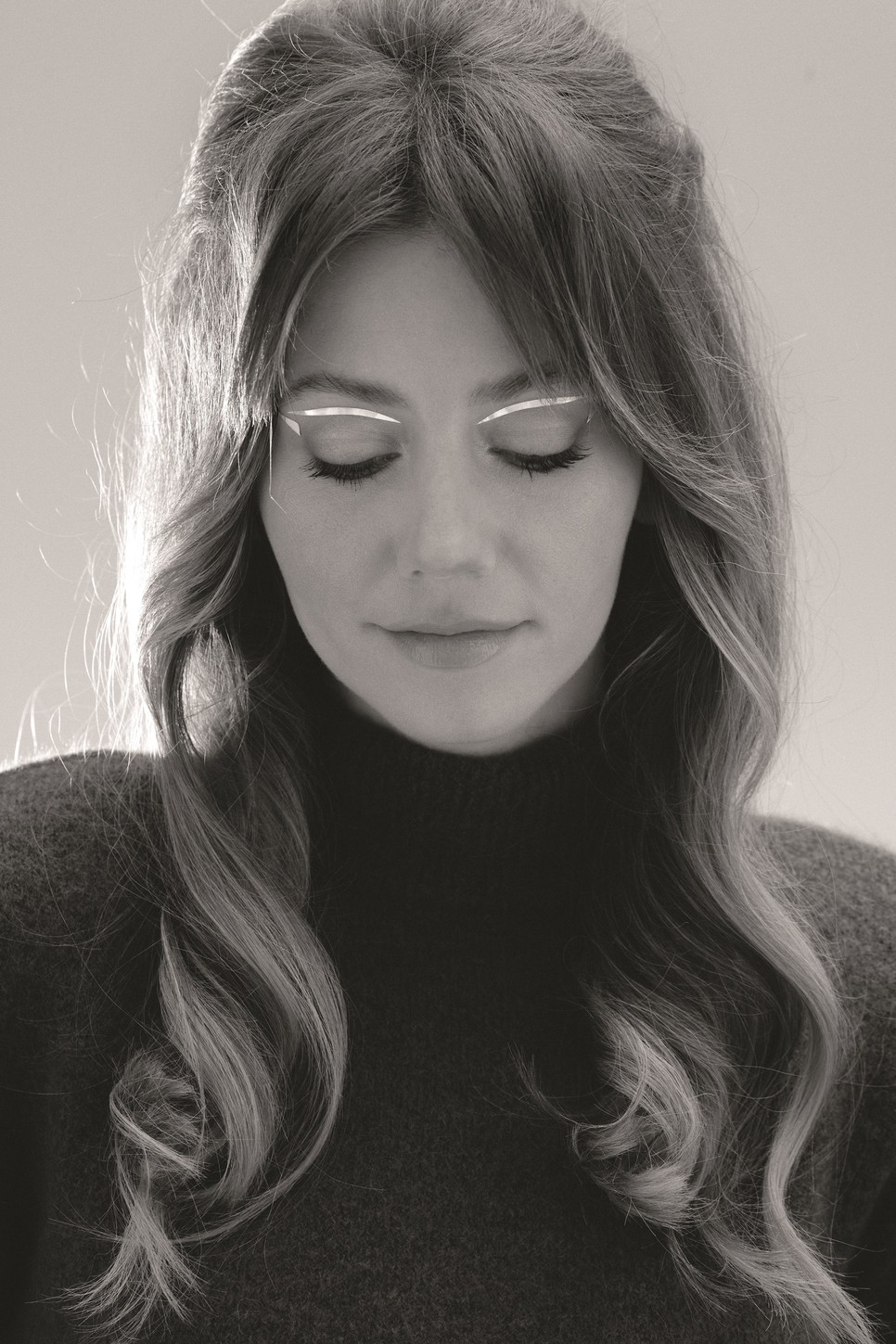 Vivi időutazásra invitál, Fifty Pairs of Shoes a 60-as évek stílusába bújt dús frizurával és egy izgalmas tusvonallal