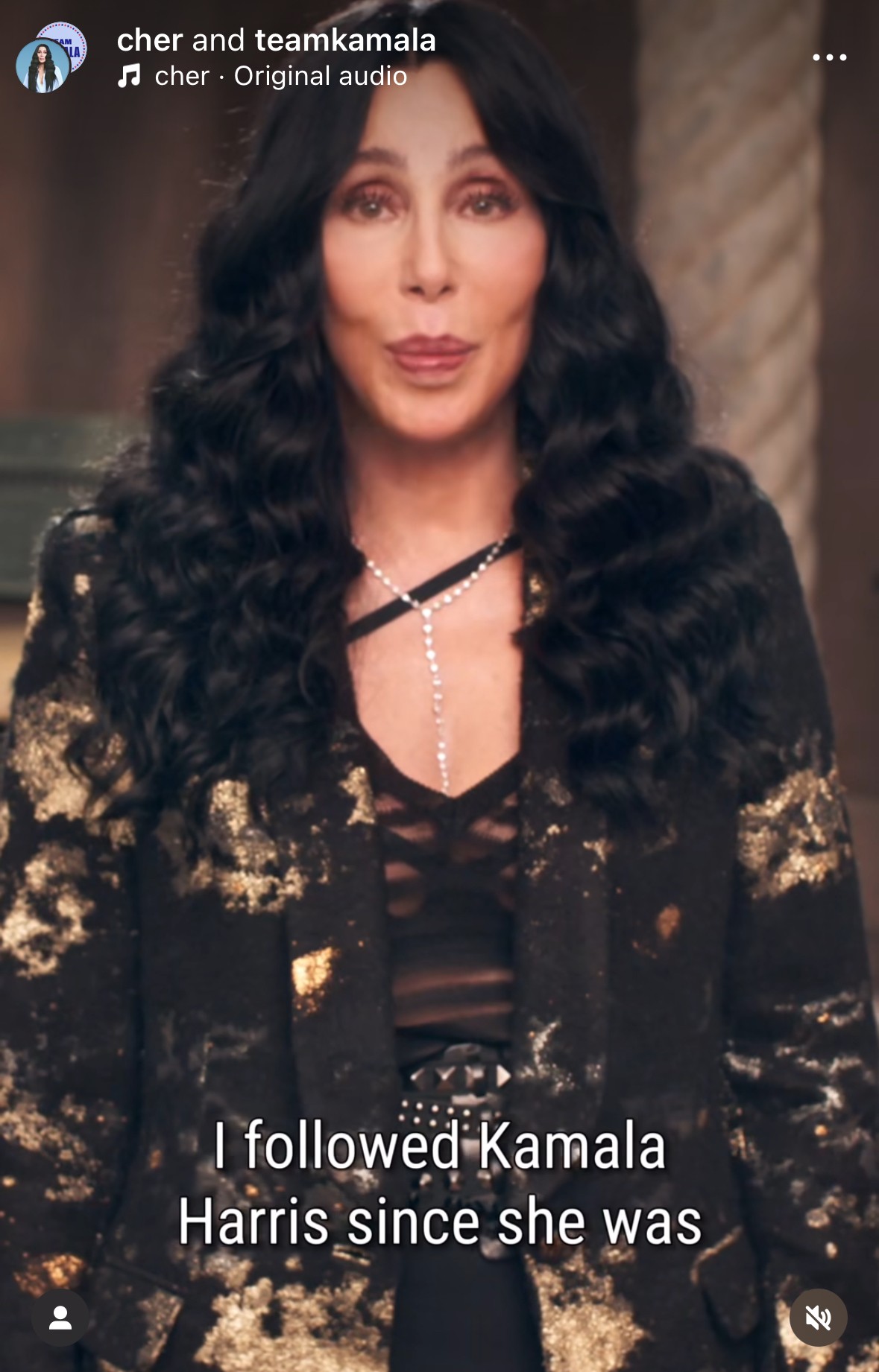 A híres énekesnő, Cher egy videóban nyilatkozott az elnökválasztással kapcsolatban: „Én Kamala Harrisre és Tim Walzra szavazok, remélem, ti is így tesztek.”