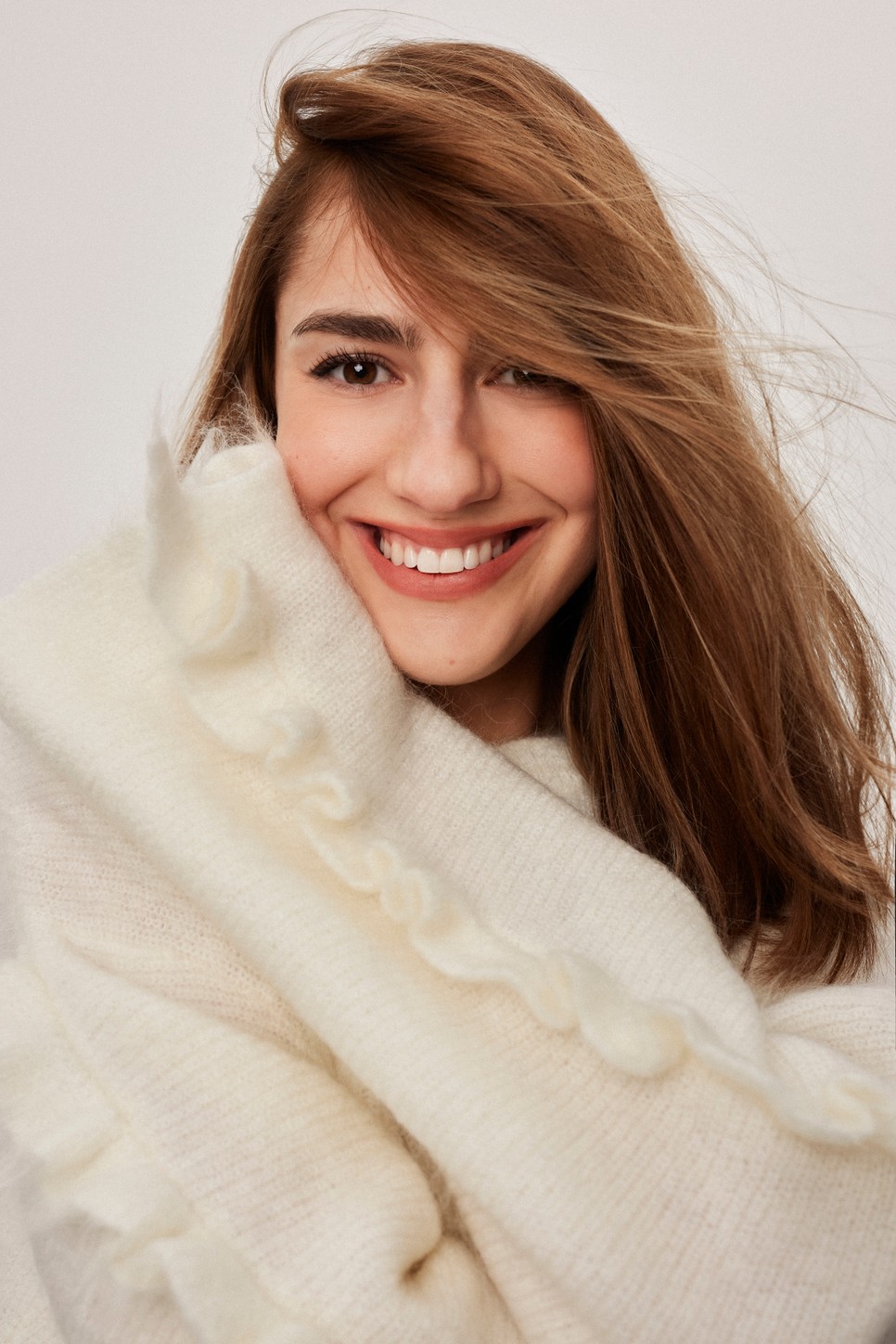 „A különböző hajszérumok és olajok is csodákat művelhetnek a tincsekkel: a Revox Just Multi Peptid fejbőrszérumot mindenkinek receptre írnám fel, rendszeres használatával sokkal sűrűbb és egészségesebb lehet a haj!” - meséli Kíra.