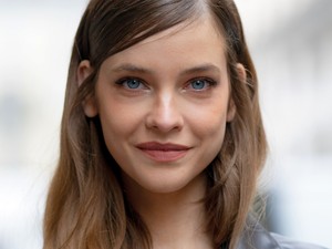 Palvin Barbara szettjétől leesett az állunk, extravagáns darabban bukkant fel a divathéten