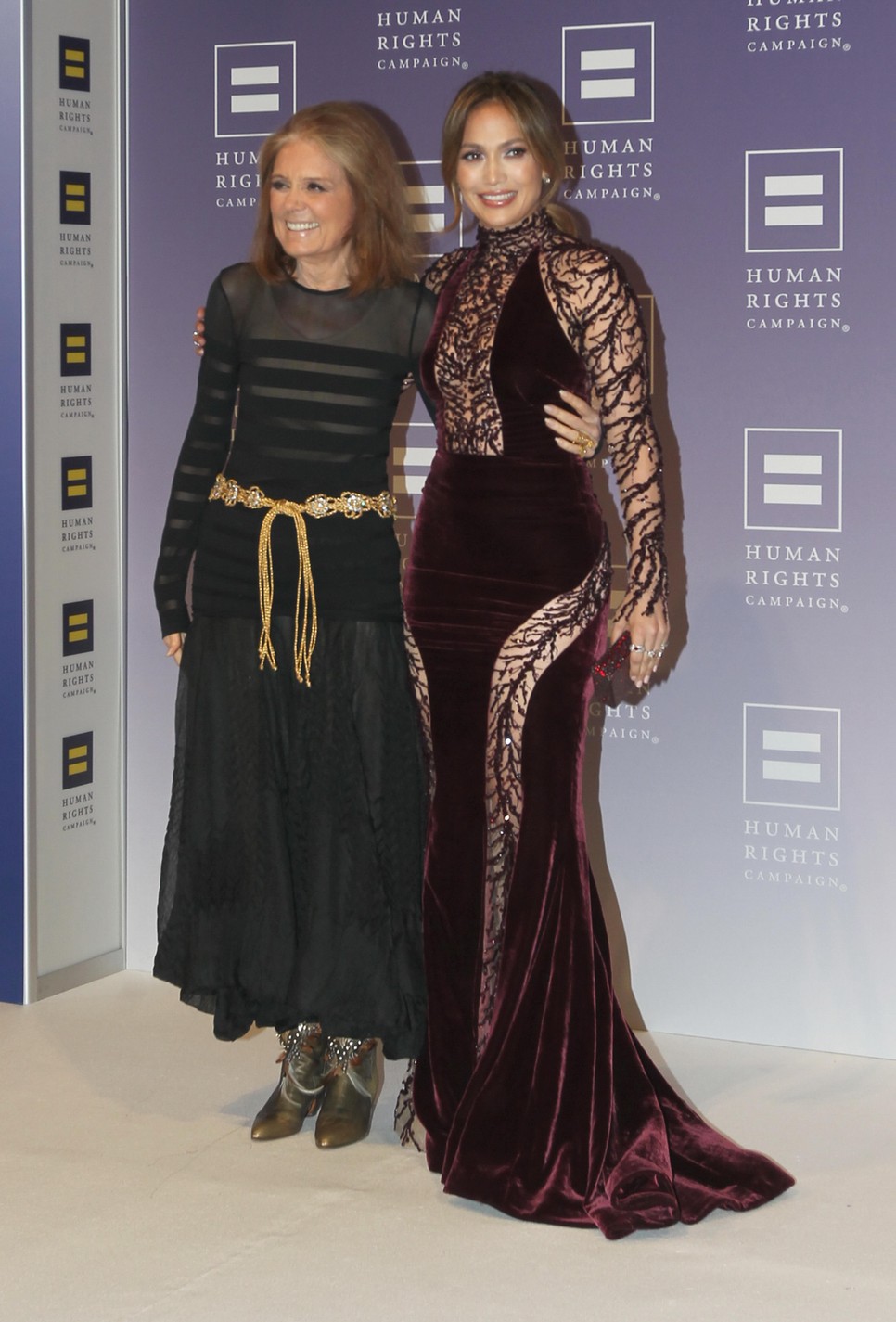 Gloria Steinem és Jennifer Lopez a HRC 2013-as nemzeti vacsoráján a washingtoni Kongresszusi Központban