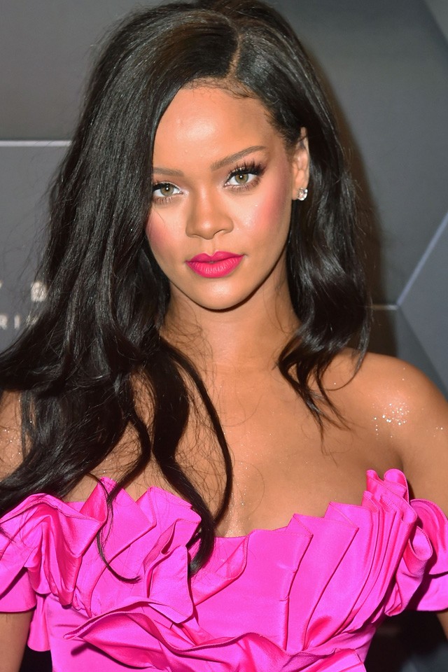 Rihanna a világ leggyönyörűbb fehér kabátjában ünnepelte új boltjának megnyitását