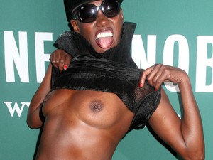 Cicivillantással ünnepelt a 67 éves legenda!