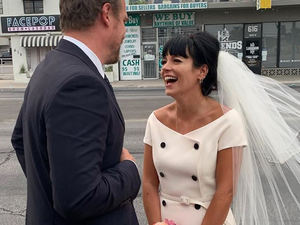 Lily Allen és David Harbour a Stranger Things-ből 2020 legvagányabb esküvőjét tolták le Las Vegas-ban