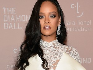 Rihannának van egy hasonmása, akit a sztár a legfurcsább dologra kér meg...