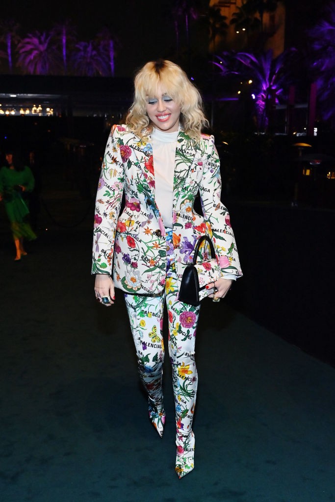 Miley Cyrus 2021-ben, a LACMA Art + Film Gala vörös szőnyegén