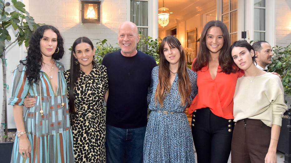 Itt a bizonyíték, hogy a mozaikcsaládok képesek tökéletesen funkcionálni: Bruce Willis, Demi Moore és lányaik, valamint Bruce új felesége, Emma Demi könyvének partiján igazi egységet képviseltek.