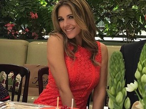 Elizabeth Hurley 52 éves, de bikinis fotóitól leesik az állad!