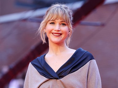 Jennifer Lawrence meseszép meztelenszoknyában tündökölt, csak úgy árad belőle a sikk